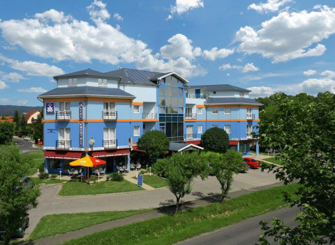 Preslávený Balaton vo skvele umiestnenom hoteli Kristály s wellness a polpenziou + zapožičanie bicyklov.