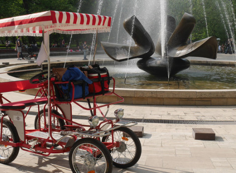 Parádny výlet po Bratislave. Hodinový prenájom 4-miestneho bicykla pre 2 dospelých + 2 deti do 8 rokov.
