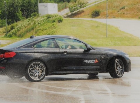 Škola šmyku SuperDRIVE pre adrenalínových nadšencov a priaznivcov bezpečnej jazdy.