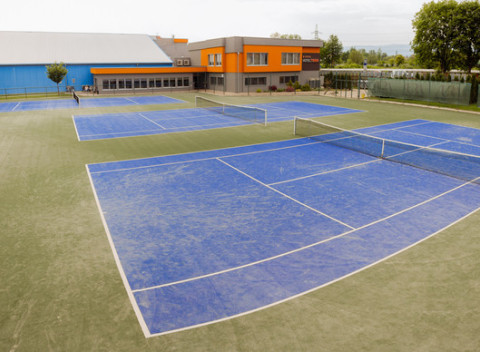 Hodinový prenájom vonkajšieho tenisového dvorca v hoteli Tenis**** pre 2 alebo 4 osoby.