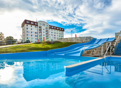 Relaxačné leto v kúpeľoch Číž s neobmedzeným vstupom do vodného sveta.