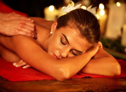 Uvoľňujúca klasická, aroma alebo reflexná masáž na harmonizáciu tela a úľavu od bolesti.