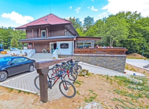 Romantický pobyt v Chate pod Ostrým vrchom pri Trenčíne s polpenziou a welcome drinkom.