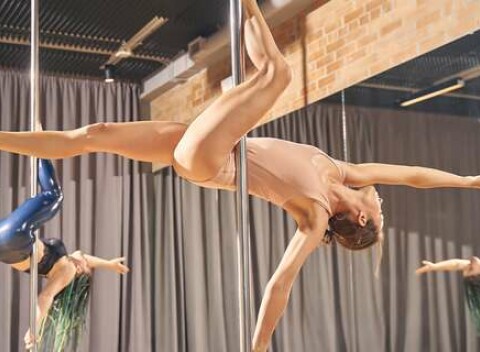 Intenzívny 4-týždňový kurz Pole Dance pre začiatočníkov