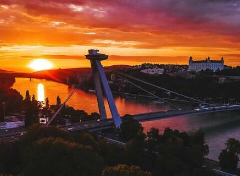 Adrenalínový skywalk na vyhliadkovej veži UFO v Bratislave