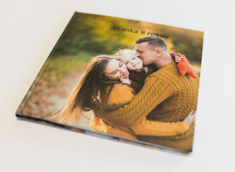 Foto kniha s mäkkým alebo tvrdým obalom a s 3 možnosťami väzby: spinkovaná, lepená, kovová špirála.