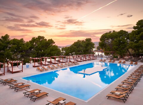 Chorvátsko: Vodice v Hoteli Imperial *** s polpenziou, bazénmi a fitness neobmedzene + animácie a koncert