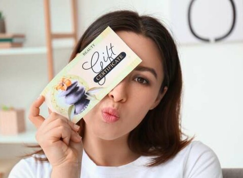 Darčekové poukážky na služby manikérky, pedikérky, nechtovej dizajnérky a vizážistky Jany Stavrovskej