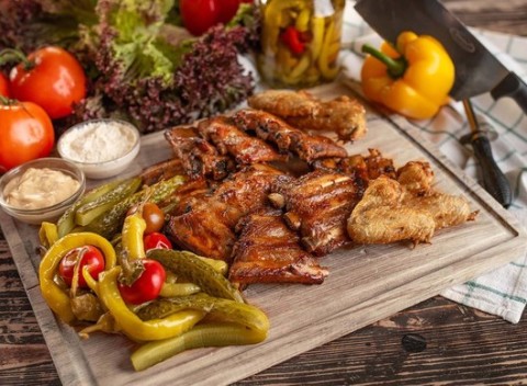 Koleno, rebrá alebo krídla - grilované špeciality v Classic pub restaurant.