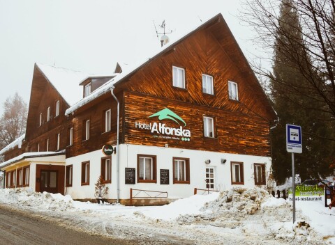 Západné Krkonoše: Dovolenka v 900 m n. m. v Hoteli Alfonska *** s polpenziou, ihriskom a úschovňou bicyklov