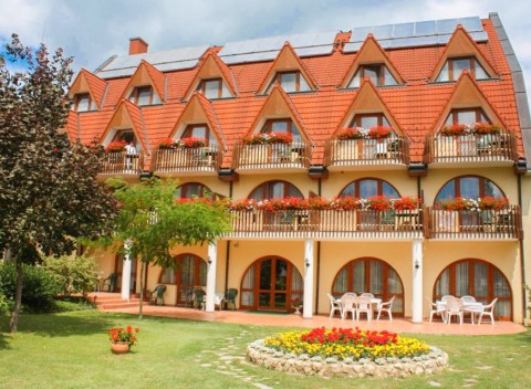 Hévíz v Hoteli Agnes *** s wellness, vstupom k termálnemu jazeru a polpenziou.