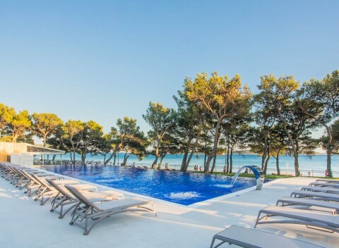 Chorvátsko 30 m od mora v Hoteli Punta **** s polpenziou, bazénmi a animáciami + dieťa do 12 rokov zadarmo