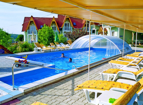 Termálne jazero Hévíz a Balaton v rodinnom penzióne s wellness, vstupom do kúpeľov a polpenziou.