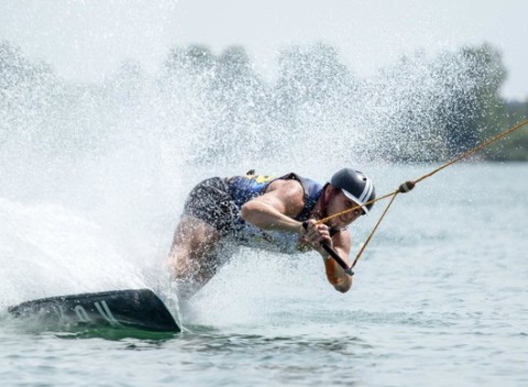 Wakeboarding na Zlatých pieskoch s kompletnou výbavou. Neskutočný zážitok plný adrenalínu!