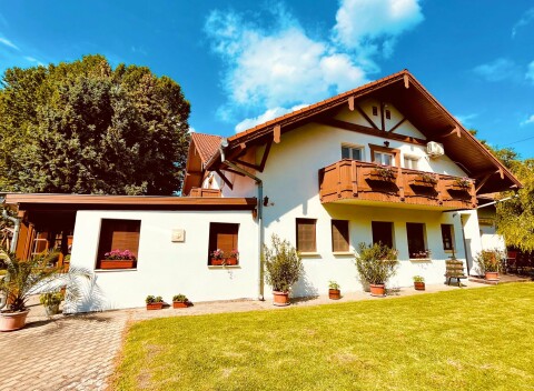 Dovolenka len 800 m od Balatonu v Sommer Pensione s raňajkami/polpenziou + vonkajší bazén a detské ihrisko