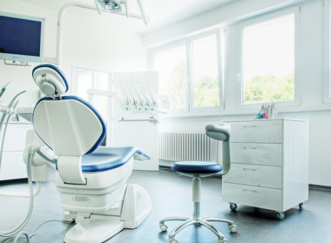 Dentálna hygiena s prezentáciou povlakov pred a po ošetrení v ambulancii Rovné zuby.