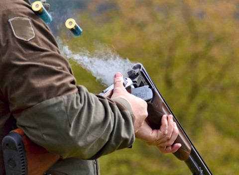 Streľba na strelnici v Zemnom alebo v Komárne z 5 rôznych zbraní + 50 ks nábojov.