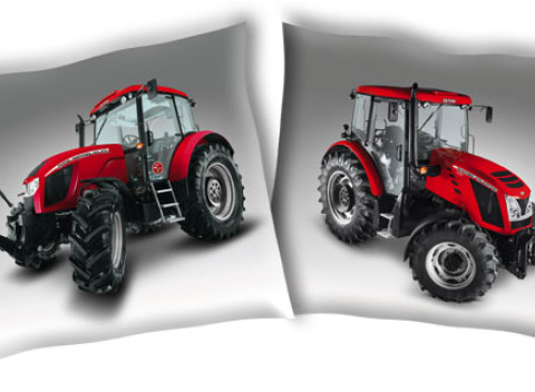 Obliečka na vankúš Traktor Zetor, veľkosť 35x35 cm, zapínanie na zips.