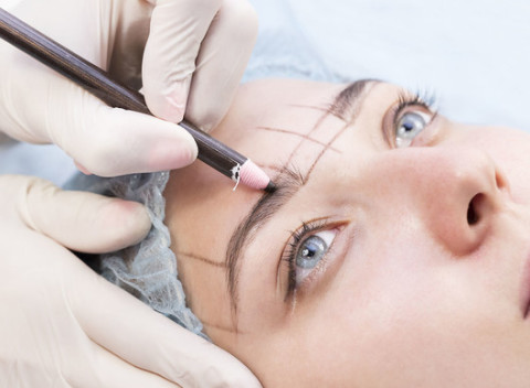 Perfektne vytvarované obočie vďaka microbladingu, tetovanie obočia čepielkovou metódou.