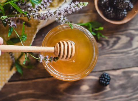 Vzácny mätový med z rodinného včelárstva Lamprecht. 100 % prírodný produkt s jedinečnou chuťou.