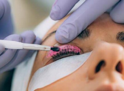 Laminácia alebo lash lifting pre krásne zvýraznené obočie a riasy