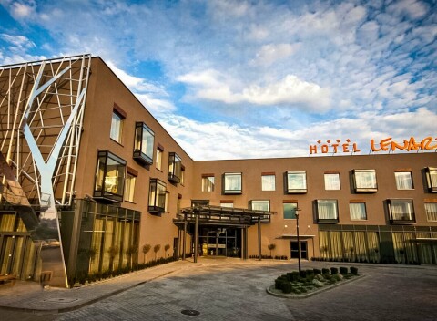 Poľsko pri Krakove vo futuristickom Hoteli Lenart **** s raňajkami či polpenziou, vstupom do sauny a zábavou