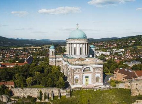 Romantický pobyt s wellness a polpenziou pod známou bazilikou v Ostrihome, iba kúsok od hraníc
