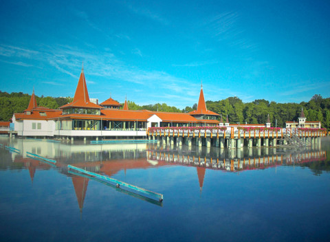 Hévíz na jeseň aj v zime v hoteli s wellness, vstupom do kúpeľov, Pl vodnou kúrou a polpenziou.