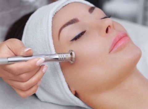 Ošetrenia pleti v luxusnom Salon IX - regenerácia a omladenie alebo diamantová mikrodermabrázia.