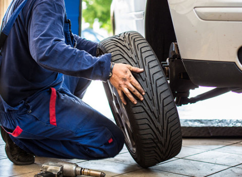 Kompletné prezutie štyroch pneumatík do veľkosti kolesa 16″ a vyváženie.