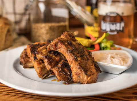 Prehliadka pivovaru WYWAR s degustáciou piva, chutnou večerou a malým dačekom.