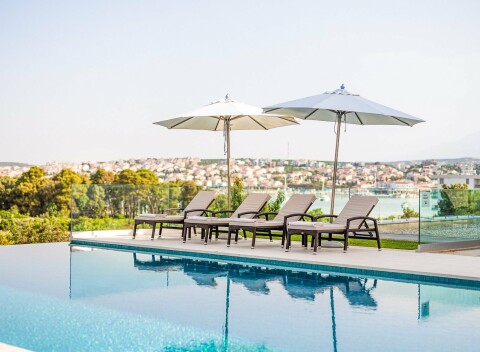 Chorvátsko: Ostrov Pag len 350 m od mora a pláže v Joel Hoteli **** v apartmáne s raňajkami + bazén a ležadlá