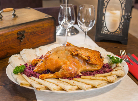 Chrumkavé kačacie a husacie hody s prílohou v útulnej reštaurácii Sedmička.