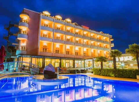 Vodice len 50 m od pláže v Hoteli Miramare **** s polpenziou/plnou penziou a vonkajším bazénom + dieťa zadarmo