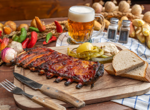 Jedzte, pite a oslavujte! 500 g rebierok a veľké pivo Pilsner Urquell v ALFE.