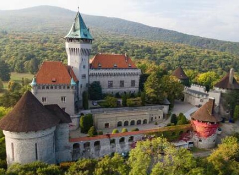 Romantický pobyt na Smolenickom zámku s polpenziou, fľašou vína a prehliadkou zámku