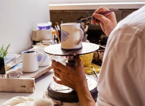 Tvorivé dielne v Slovenskej ľudovej majolike - namaľujte si vlastnú vázu, kvetináči či raňajkový set