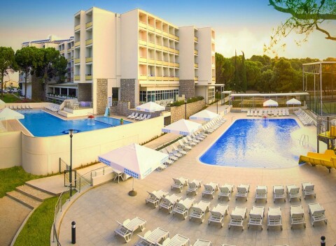 Chorvátsko: Biograd na Moru 800 m od pláže v Hoteli Adria *** s all inclusive + 2 vonkajšie bazény a animácie