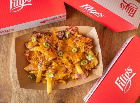 Zapečené hranolky so slaninkou, cheddarom a jarnou cibuľkou či celá pizza vo Filips Bistro & Coffee.