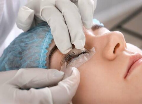 Lash lifting s farbením aj aplikáciou lash botoxu pre dlhšie a hustejšie mihalnice