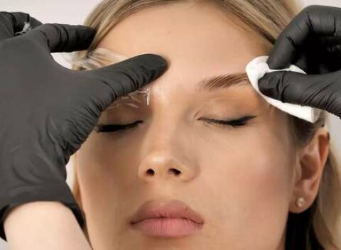 Laminácia obočia v salóne INA, krásne upravené a husté obočie: Upraví nesprávny rast obočia