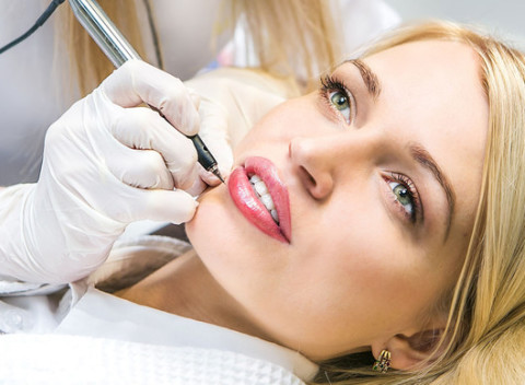 Permanentný make-up obočia, očných liniek alebo pier v Khaleesi cosmetics salon.