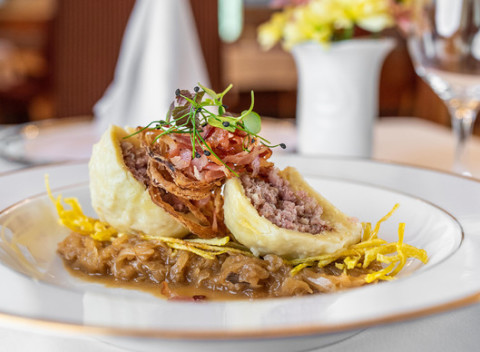 8-chodové degustačné česko-slovenské menu vo Francúzskej reštaurácii Hotela Devín****.