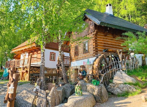 Vysočina: Pobyt v štýlovej chatke priamo v Rozprávkovej dedinke s polpenziou, bazénom a zľavou + 2 deti zdarma