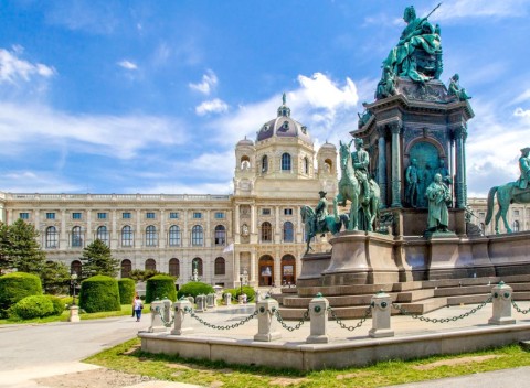 Viedeň nielen pre rodiny v A&O Wien Hauptbahnhof s raňajkami priamo v centre.