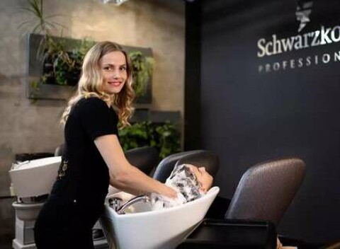 Dámsky strih so Split-ender zastrihávačom s regeneračnou kúrou Fiber Clinix a fúkanou