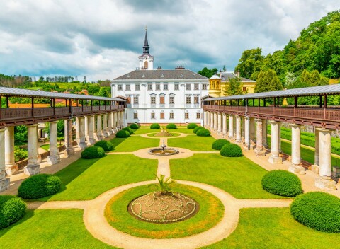 Pobyt pri zámku v Hoteli Lysice *** s polpenziou a denným vstupom do wellness (vírivka, sauny) + fľaša vína