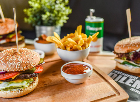 Domáci lahodný a chutný Burger v Dilema cafe restaurant s prílohou a dresingom.