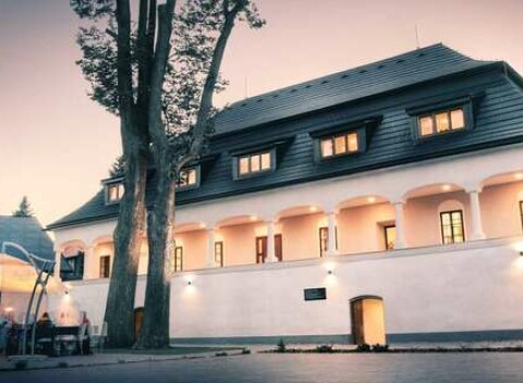 Moderný komfort v historickom kaštieli Čičmany s raňajkami