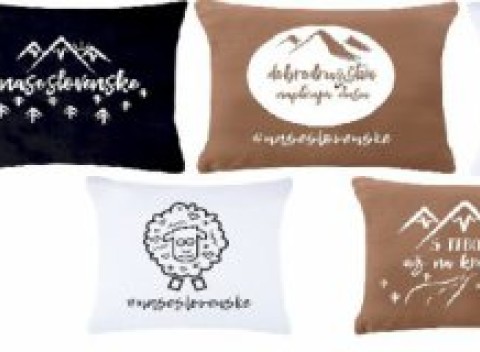Bavlnená obliečka na vankúš so slovenským motívom a zapínaním na gombíky.